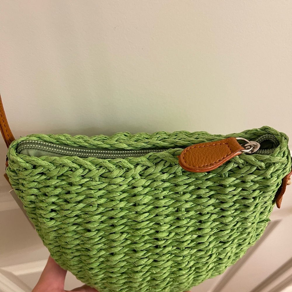 NWT - Straw crossbody bag, green with brown leather  strap. - Picture 3 of 4